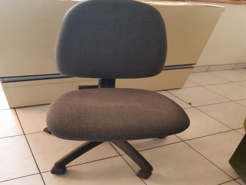 Forgószék légrugós, görgős sötét szürke kárpittal