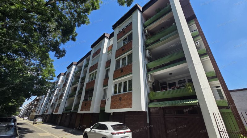 Kecskemét belvárosában a Gyenes Téren eladó egy 4. emeleti, 62 nm-es, 2 szobás, erkélyes, felújítandó lakás!
