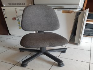 Forgószék szürke kárpittal légrugós, görgős