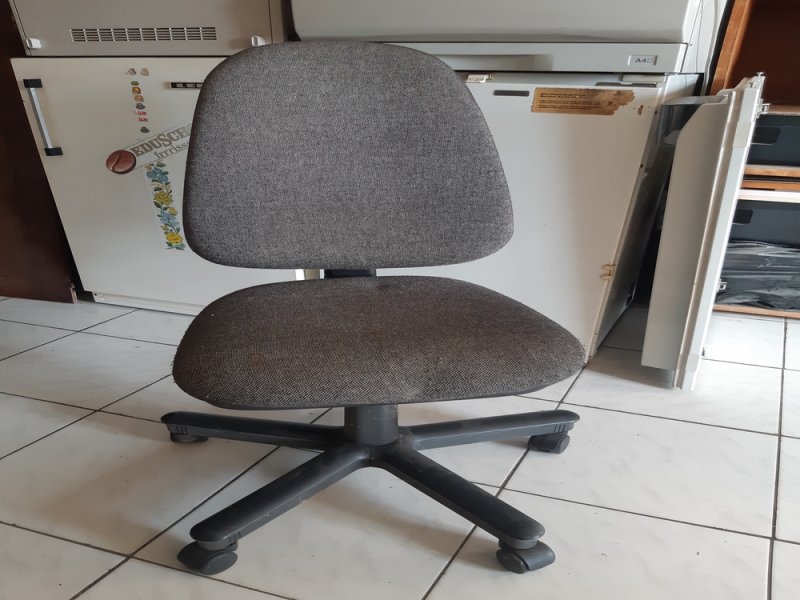 Forgószék szürke kárpittal légrugós, görgős