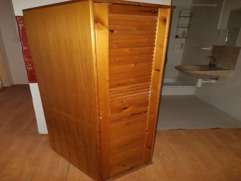 Fenyőfa akasztós szekrény 40x154cm magas