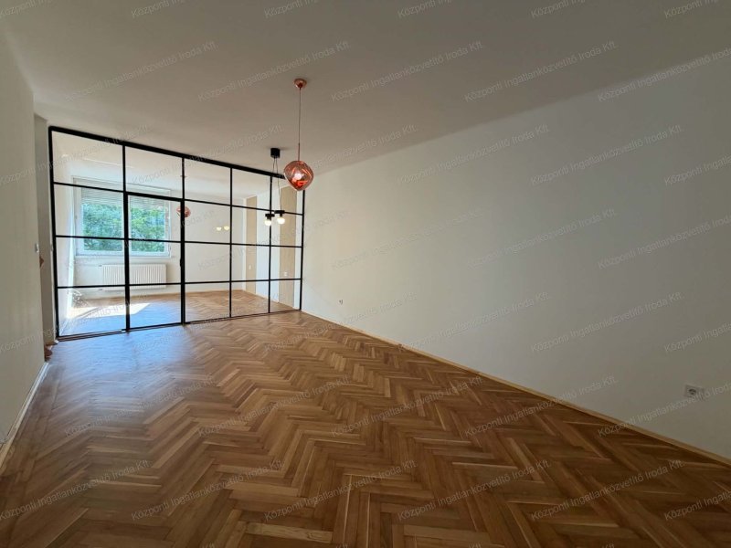Tatabányán, a Köztársaság útján 54 m2-es, 2. emeleti, erkélyes lakás eladó!