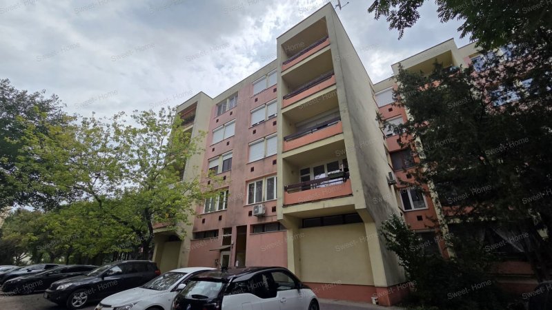 Hunyadivárosban eladó 4.emeleti, 62 nm-es, 3 szobás, erkélyes lakás!