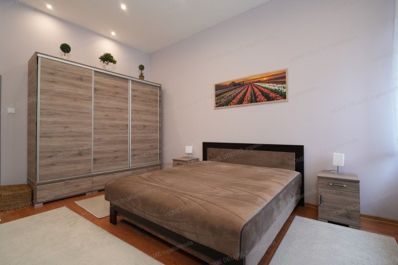 Eladó kizárólag a HOME DELUXE kínálatában Kecskemét Belvárosában, a Színház közelében teljesen berendezve, bútorokkal együtt eladó egy 58 nm-es, 2 szobás, kiváló adottságú, első emeleti lakás.