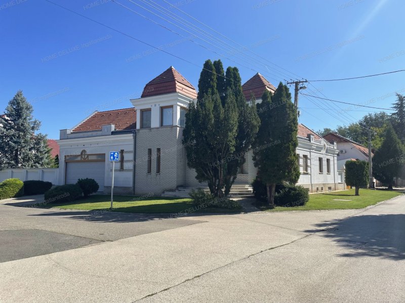 Kecskemét csendes, zöldövezeti részén, 989 m²-es, parkosított telken kínálunk eladásra egy impozáns, 357 m²-es, háromszintes családi házat.