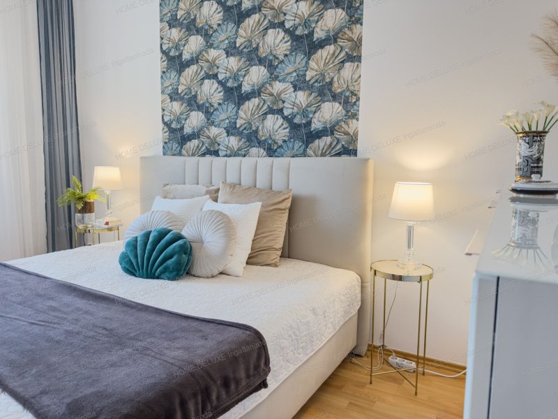 Eladásra kínálunk egy 113 m² (+30 m²-es garázst), gondosan karbantartott családi házat, mely egy 760 m²-es telken helyezkedik el. 