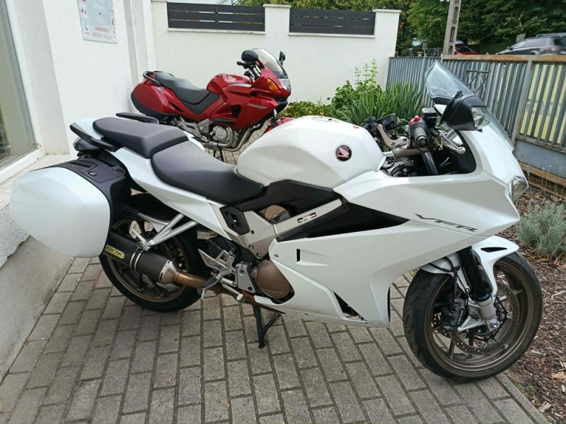 Honda VFR 800 '16 (bizományos)