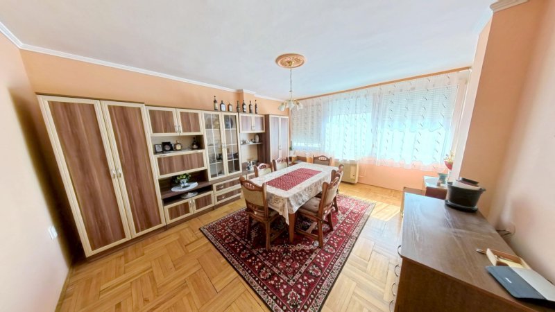 3 szobás, TÁGAS, RENDKÍVÜL VILÁGOS, KITŰNŐ ÁLLAPOTÚ lakás ALKUKÉPES ÁRON eladó Veszprém Ady Endre utcában.