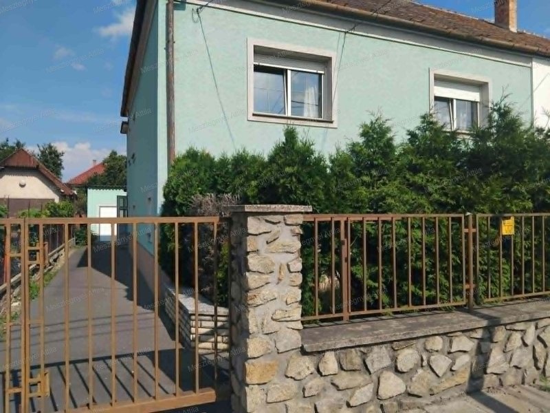 Sopron Ravazd lakóparkban eladó 2 generációs családi ház kertel,garázzsal!