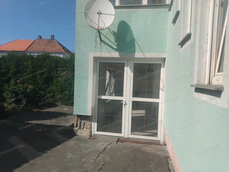 Sopron Ravazd lakóparkban eladó 2 szobás lakás kertel,garázzsal!
