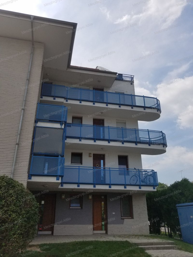 Sopron Besenyő lakóparkban KIADÓ 2 külön szobás, erkélyes lakás gépkocsi beállóval!