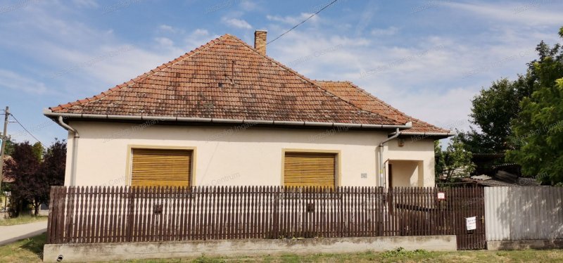 Jászapátin eladó tágas családi ház nagy telekkel és melléképületekkel!