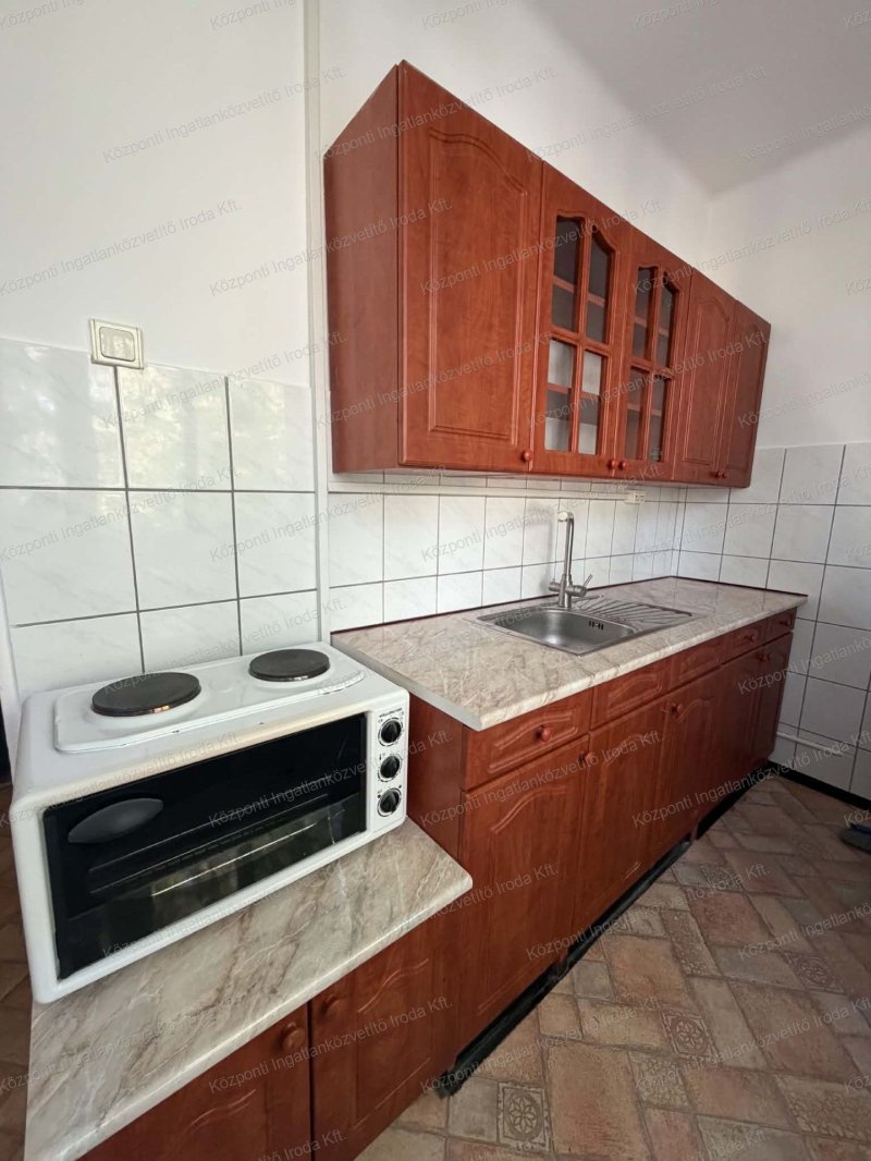 Tatabányán, Dózsakertben, a Réti utcában, 1 szobás, nagy erkélyes, 2. emeleti lakás kiadó