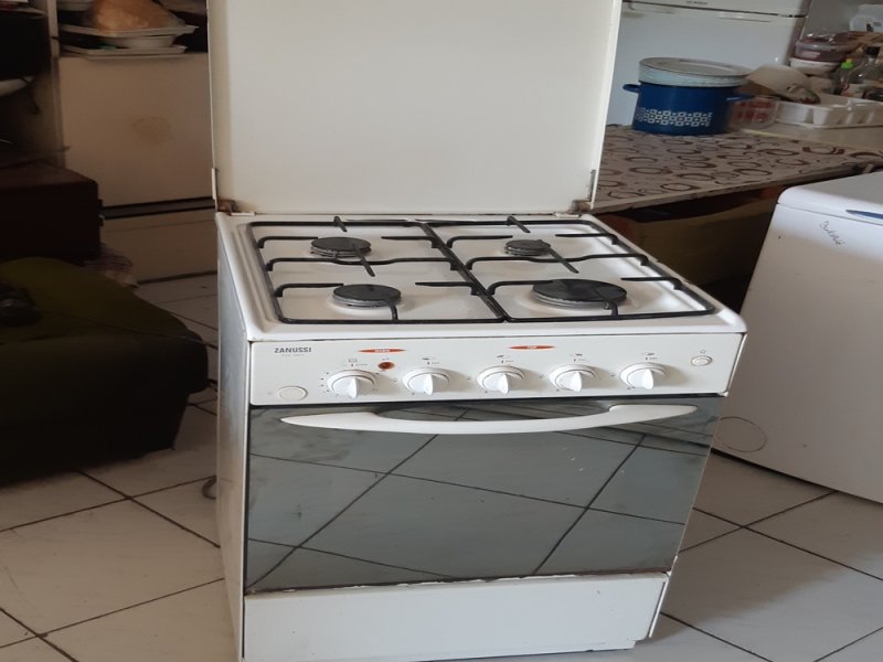 Zanussi kombi gáztűzhely 4 égős jól működő piezós