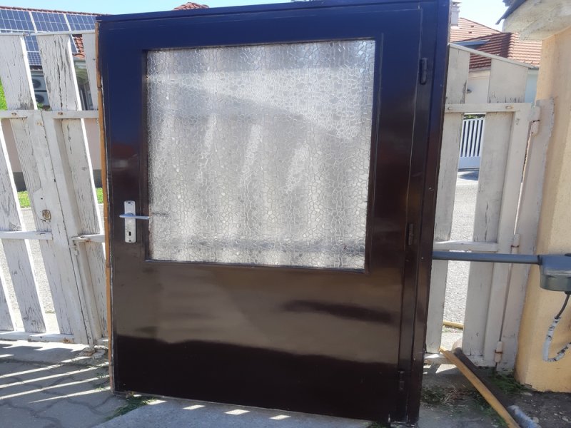 Barna 94x203cm ajtó tokkal üveges jobbos
