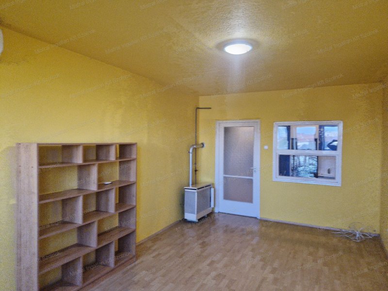Szolnok belvárosában eladó egy 32 m2-es garzonlakás !