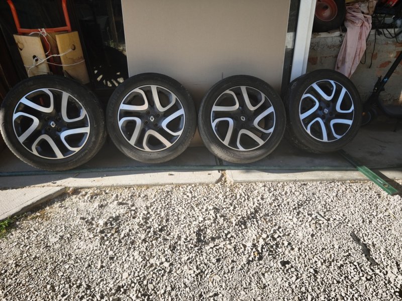 Renault 6,5 x 17 col 4 x 100 agy 60,1,gumik 205-55-17 de nem érték nővelők. Kép szerinti állapotban a felnik használtak gumik még 1 szezont elmennek szerintem ha szükséges minden infó a képeken. Esetleg csere érdekelhet.