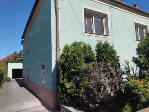Sopron Ravazd lakóparkban eladó 2 szobás lakás kertel,garázzsal!