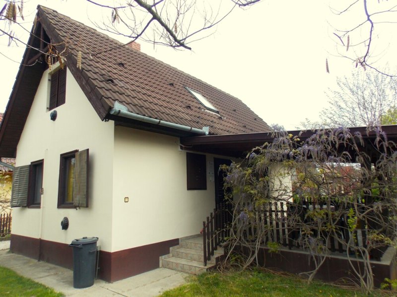 Kiskunmajsán téglaház, téliesített üdülő eladó