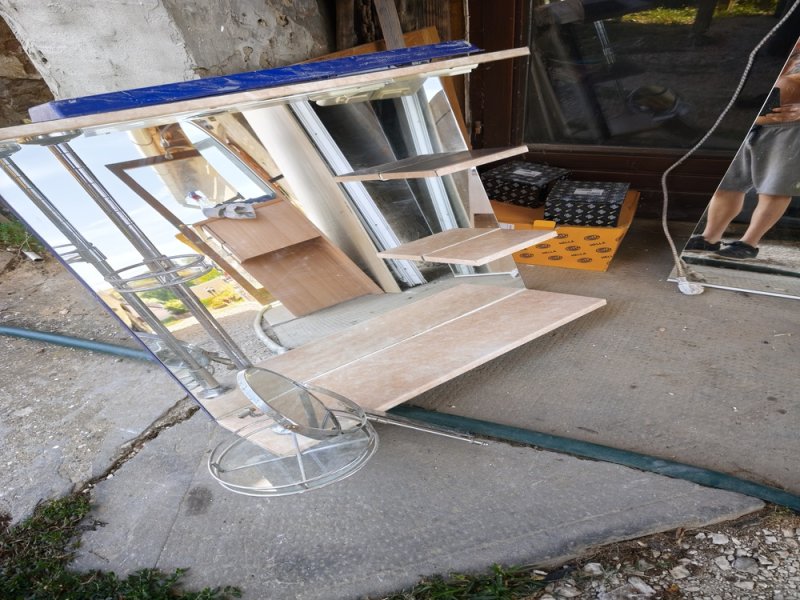 Pipere polc tükrös konnektor+világitás alap szin kék de le fóliáztuk 70 x 70 x 20 cm.Kép szerinti állapot.10 ezer ft.