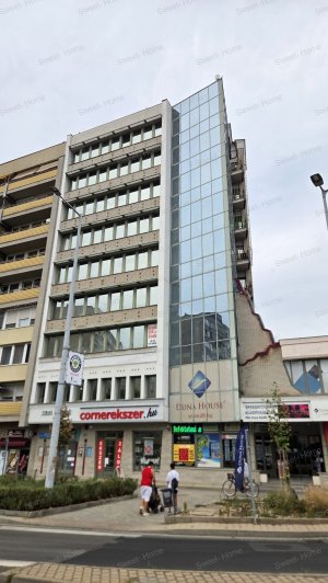 Kecskemét abszolút belvárosában, a Malom Központ mellett, irodaházban eladó egy 2. emeleti, 124 nm-es iroda!