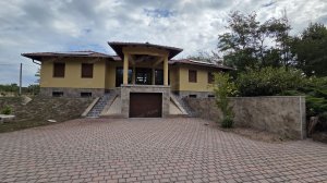 Kecskemét szélén, egyedülálló festői környezetben, igazi modern luxus várja leendő bérlőjét! 