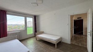 Tatabányán, a Sárberki lakótelepen, 7. emeleti, 2 szobás, kilépős, örökpanorámás lakás eladó