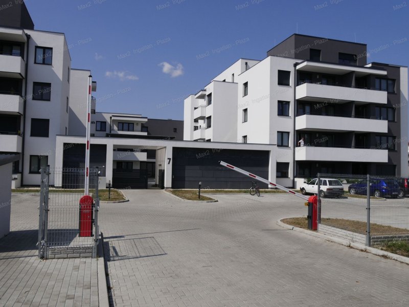 Prémium, 3 szobás, erkélyes téglalakás eladó zárt udvari parkolóval Oladon!