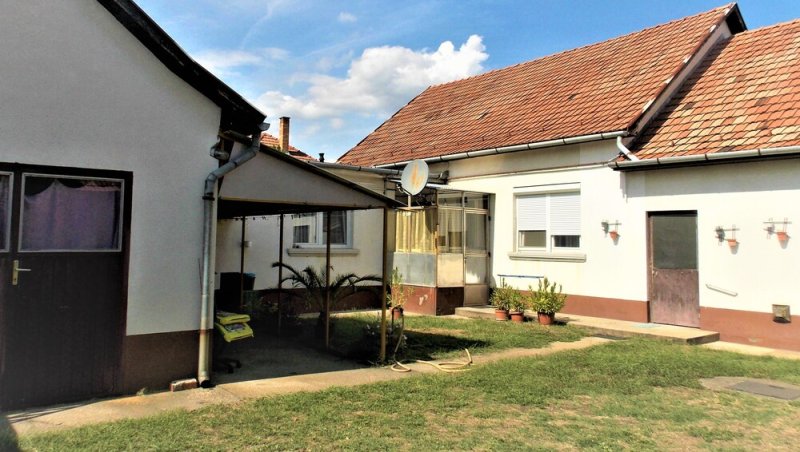 falusi ház irodával, garázzsal Szegedhez közel eladó