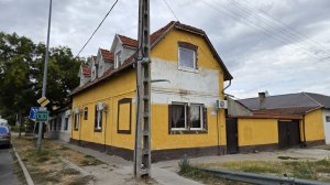 Kecskeméten a Kórház utca szélén eladó egy belülről teljeskörően felújított, 2 rendbeli, 6 szobás családi ház!