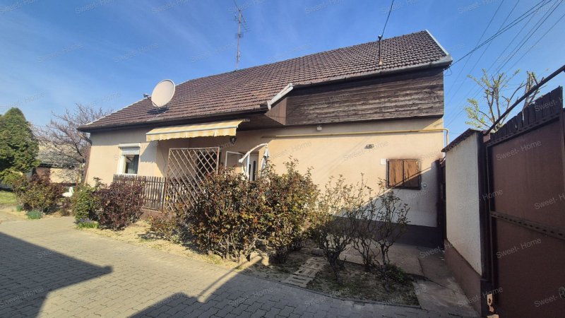 Kecskeméten a Rendőrfaluban ealdó egy 102 nm-es, nappali + 3 szobás családi ház, garázzsal!