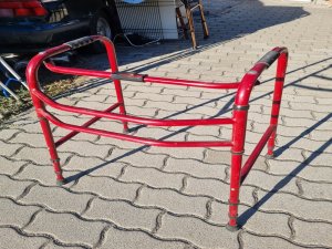 Összecsukható piros járókeret járássegítő gyógyászati segédeszköz