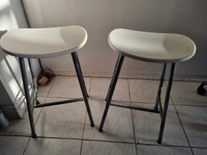 IKEA fémvázas bárszék 2db műanyag ülőkével megkímélt