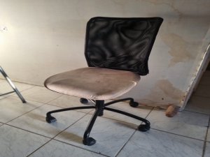 Forgószék barna kárpittal légrugós, görgős