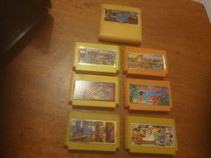 retro sárga játékkazetták