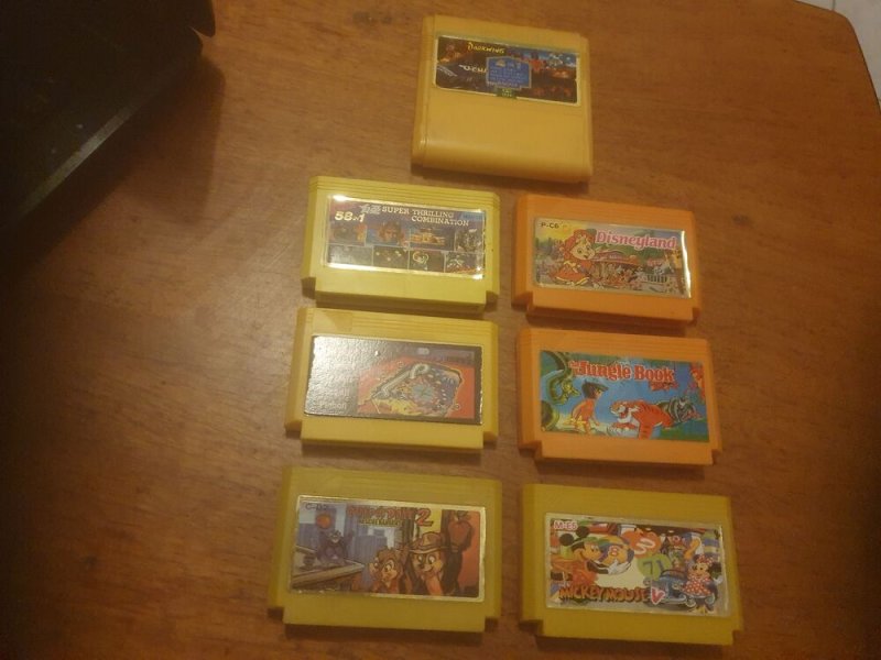 retro sárga játékkazetták