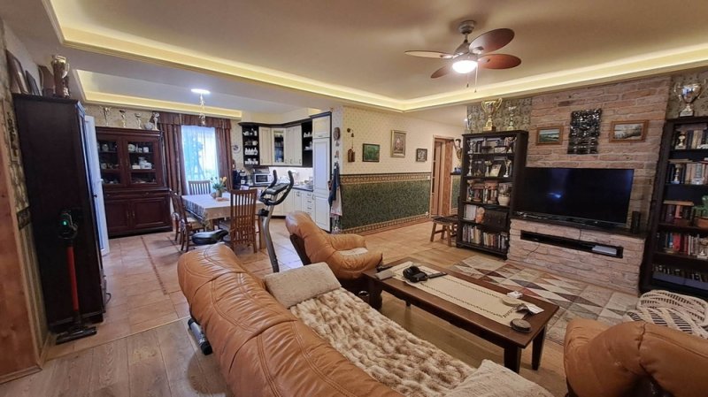 Monoron állomás közelében, 2 lakrészből álló igényes családi ház 1050 m2-es telekkel, kerti tóval