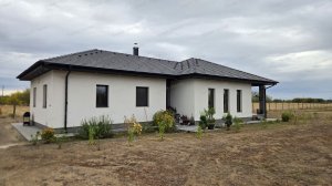Kecskeméttől 10 percre, Helvécián eladó egy 125 nm-es, Nappali+3 szobás, családi ház, nagy fedett terasszal és dupla garázzsal!