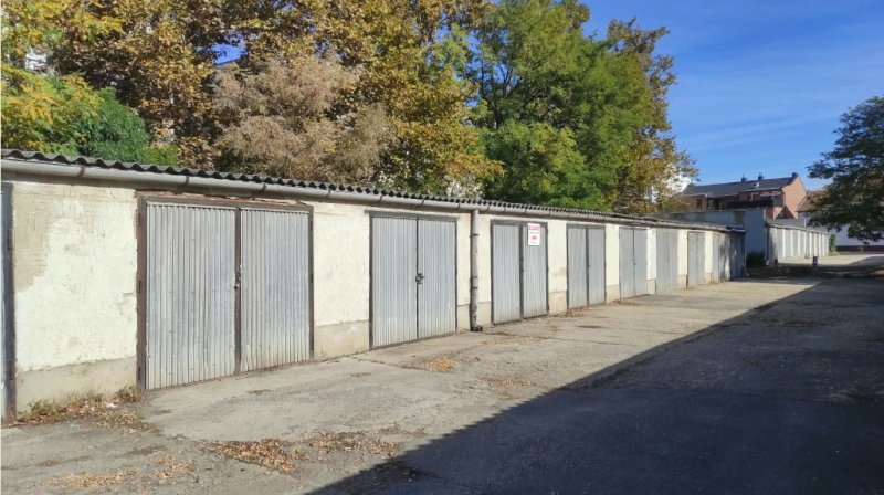 Az Aldi mögötti garázssoron 18 nm-es garázs eladó