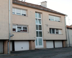 Eladó 105 m2-es, belső kétszintes társasházi lakás Vácon a Cházár András utcában.