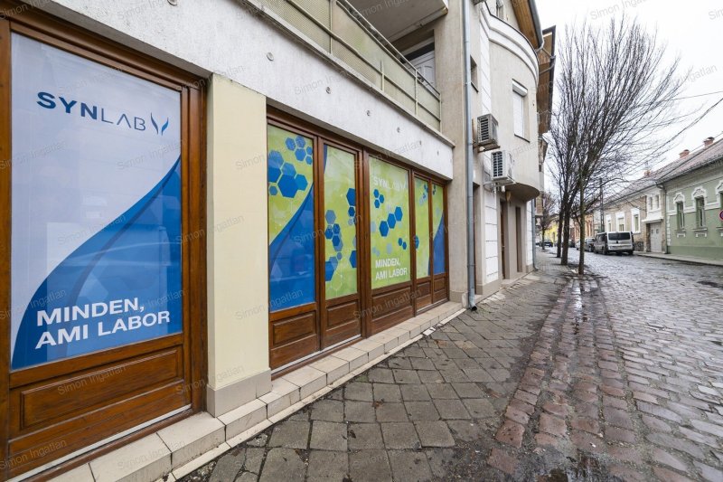Eladó Kecskemét belvárosi utcai portálos üzlethelyiség!