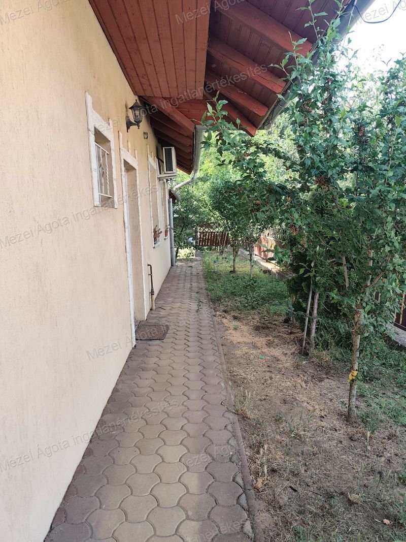 Gyálon (Gyálliget) kiváló elhelyezkedésű ikerházfél eladó!