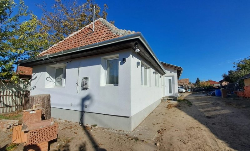 Pilisen központ közelében 95 m2-es, 3 szobás felújított családi ház, 653 m2-es telekkel