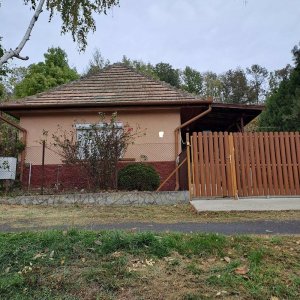 Bényén belül felújított, 47 m2-es, 2 szobás családi ház 500 m2 telekkel