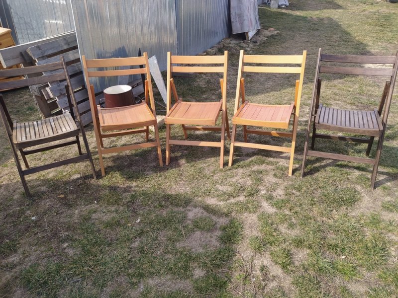Kert fa székek a képen látható állapotban 2 barna 3 világos össze csukhatók egyben eladó 25 ezer ft/5 db.