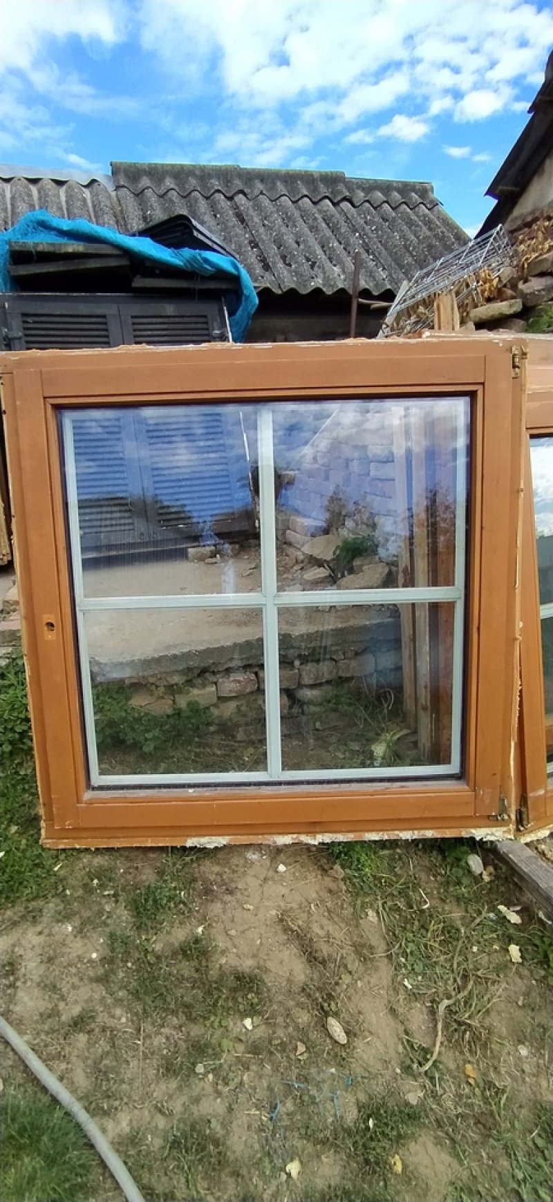 121 x 121 cm bukó-nyíló szép fa dísz osztós hőszigetelt ablak 1 db eladó esetleg csere is.Ára;38 ezer ft.