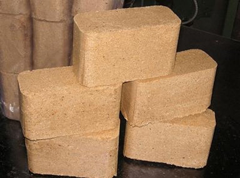 Fabrikett keményfából RUF tégla formájú 100 % bükk fűrészporból préselve, 10 kg-os zsákokban