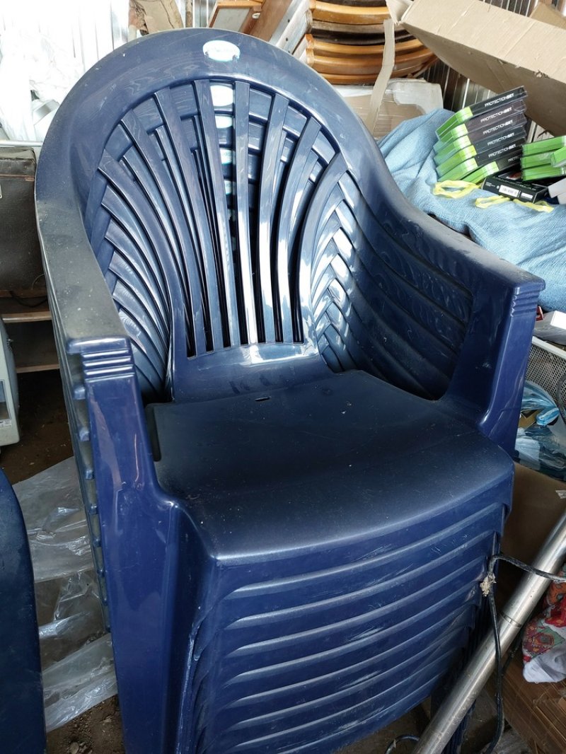 Egyben eladó 10 db új műanyag szék használva nem voltak még csak porosak.5 ezer ft/db.