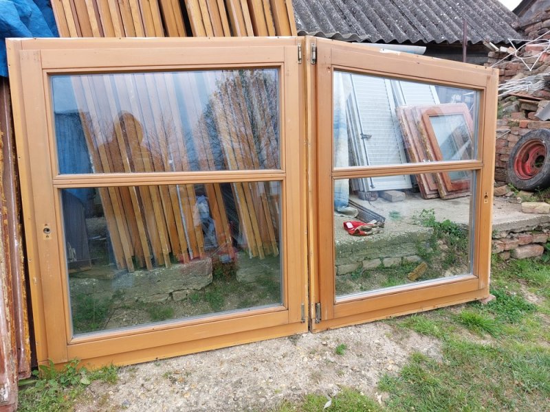 A képen látható 2 db bukó-nyíló hőszigetelt fa ablak osztott üveges sz113 m;137 cm