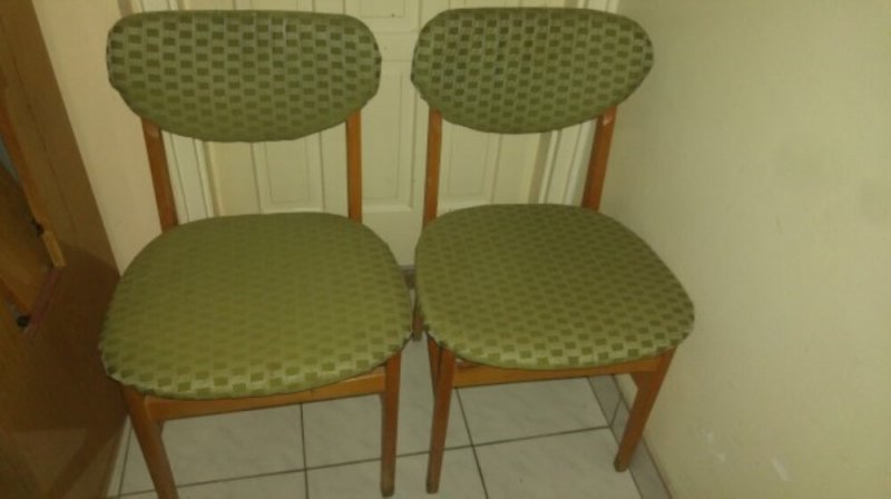 2db zöld kárpitos szék
